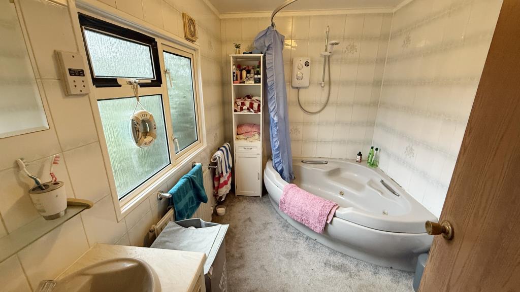 Lot: 76 - 0.28 ACRE SITE WITH RESIDENTIAL DEVELOPMENT OPPORTUNITIES - Bathroom